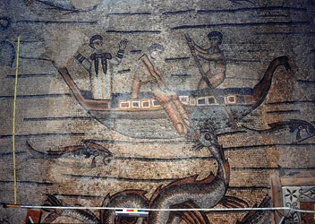 Jonás siendo tragado por la ballena, (detalle) de un pavimento decorativo que representa imágenes cristianas y símbolos paganos, c.313 d.C.